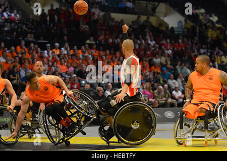 Il Team Netherlands e il Team Denmark hanno gareggiato per la medaglia di bronzo nel basket in sedia a rotelle agli Invictus Games 2016 il 12 maggio al Walt Disney World di Orlando, Florida, come parte di un evento sportivo adattativo multi-nazione. Foto Stock