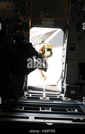 Tech. Sgt. John Gaona esegue un salto statico al di fuori di un C-17 Globemaster III ott. 23, 2009. Il sergente Gaona era un jumpmaster durante il Cope India. Affrontare l'India è un Stati Uniti e India airlift esercizio che fornisce corsi di formazione per l'assistenza umanitaria e aiuto in caso di catastrofe. (U.S. Air Force foto/Capt. Genieve David) Foto Stock