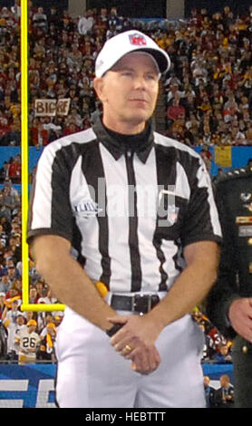 Il generale David H. Petraeus, Commander, Regno Staes comando centrale, colloqui con testa Super Bowl XLIII arbitro, Terry McAulay prima il coin toss Feb. , presso Raymond James Stadium di Tampa Florida (USAF Foto di SSgt bradley Lail) (rilasciato) Foto Stock