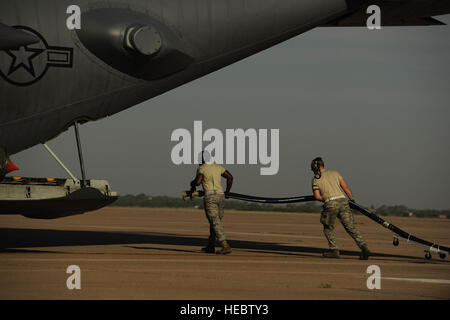 Avieri dal California Air National Guard's 146Airlift Wing, North Carolina Air National Guard's 145Airlift Wing e Wyoming Air National Guard's 153Airlift Wing preparare per riempire un C-130H Hercules in dotazione con il sistema modulare Airborne sistema antincendio con materiale ignifugo a Dyess Air Force Base in Texas, 19 aprile. MAFFS è in grado di erogare 3.000 galloni di acqua o ritardante del fuoco in meno di 5 secondi. Il ritardante di fiamma ha il fertilizzante in essa per promuovere una nuova crescita dopo gli incendi sono stati messi fuori. Foto Stock