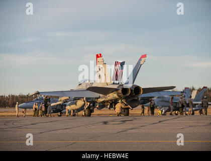 Marine attacco Fighter Squadron 232 manutenzione aviatori di Marine Corps Air Station Miramar, California, preparare un F/A18C Hornet per decollare ott. 11, 2016 durante la bandiera rossa-Alaska (RF-A) 17-1 a Eielson Air Force Base in Alaska. RF-un offre corsi di formazione per la manutenzione distribuita e del personale di supporto nel supporto di grande vigore distribuito le operazioni dell'aria. (U.S. Air Force photo by Staff Sgt. Shawn nichel) Foto Stock