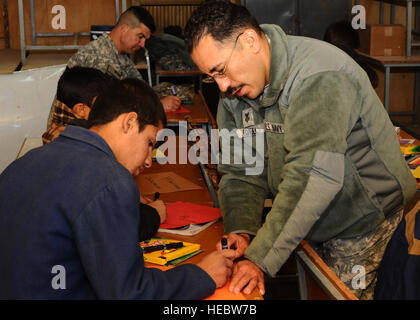 Petty Officer 1. Classe Anthony Esquibel, un ospedale corpsman e una guida per l'Esercito nazionale afgano 209th Corps, prassi conversare in inglese con i figli di Ana soldati. Esquibel divenne un volontario del Camp Mike Spann English Conversation Club per aumentare esistenti le classi di inglese e di aiutare gli studenti a praticare la loro abilità di pronuncia. Permanentemente stazionati a Expeditionary Combat Readiness Center a Norfolk, Virginia, Esquibel serve a sette mesi di distribuzione con il medico di formazione integrata del Team NATO Training Mission-Afghanistan per assistere nello sviluppo e formazione Foto Stock