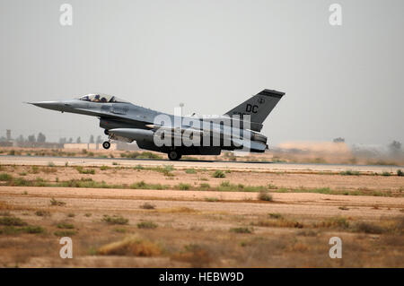 Lt. Col. Bradford Everman, un pilota con la 332Expeditionary Fighter Squadron prende-off nella sua F-16 Fighting Falcon a base comune Balad, Iraq, 28 aprile 2010. (US Air Force foto/Master Sgt. Linda C. Miller/rilasciato) Foto Stock