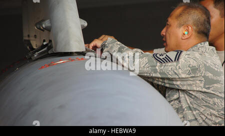 Senior Master Sgt. Eric Correa, con la 154squadrone Manutenzione, ispeziona un serbatoio del carburante esterno sul 199th / xix fighter Squadrons F-22s prima di un lancio di mark squadroni capacità operativa iniziale a base comune a Pearl Harbor Hickam. (Foto di Tech Sgt. Andrew Jackson, 154ala affari pubblici) Foto Stock