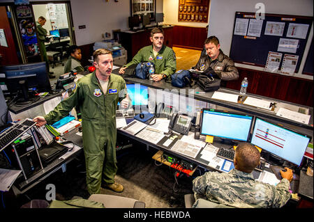 Il Mag. Thomas Hayes, sinistra, dà un pre-flight briefing per il Mag. Ethan Sabin e il Mag. Garret Dover al 391 Fighter Squadron operations desk a Montagna Home Air Force Base, Idaho, 17 febbraio 2016. 6 Prova di funzionamento e valutazione F-35s e più di 85 aviatori dal 31 di prova e di valutazione Squadron, una unità locataria a Edwards AFB, si recò a casa di montagna AFB per condurre la prima distribuzione simulata prova del F-35A al fine di eseguire tre principali capacità operativa iniziale missione imposta: la soppressione delle difese aeree nemiche, chiudere il supporto aereo e di interdizione dell'aria. (U.S. Air Force ph Foto Stock