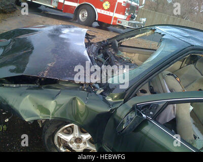 Resti di una berlina verde a seguito di un fiery, one-incidente auto sulla strada per l'aeroporto in Aurora, Colo., 6 Marzo 2011: sette soldati e aviatori salvò due vittime dalla combustione auto. Il gruppo era composto da Colorado guardie nazionali e l'esercito dei riservisti che erano sul loro modo di praticare la mattina. (Foto/Air Force Staff Sgt. Robyn 'Rosso' Ryder) Foto Stock