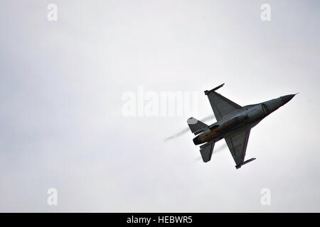 Un F-16 Fighting Falcon dalla Repubblica di Singapore Air Force compie durante il 2012 Singapore Airshow nel febbraio 15, 2012. L'equipaggio di volo per Singapore F-16 demo team addestrati negli Stati Uniti a Luke Air Force Base, Ariz. Foto Stock