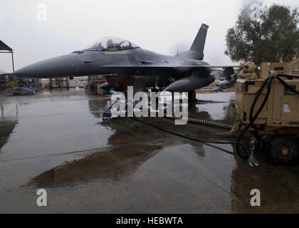 Il personale Sgt. Jeremy Crombie colloqui per Senior Airman Trevor Scott tramite cuffie radio durante un Global Positioning System test per un F-16 Fighting Falcon, 11 genn a Balad Air Base, Iraq. La prova giornaliera garantisce che il sistema funziona correttamente. Crombie e Scott sono 332Expeditionary Manutenzione aeromobili unità tecnici di avionica distribuito da Spangdahlem Air Base, Germania. (U.S. Air Force foto/Staff Sgt. Joshua Garcia) Foto Stock