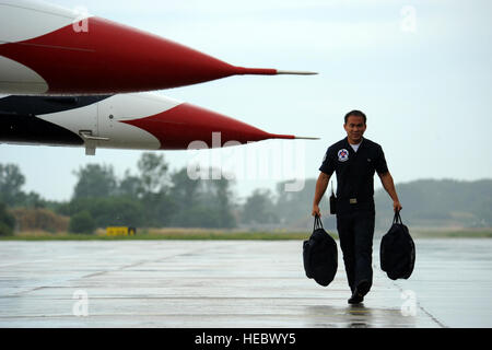 Tech. Sgt. Sang Lee, un equipaggio di volo specialista di apparecchiature, raccoglie l'ingranaggio di volo a Graf Ignatievo Air Base, Bulgaria 25 Giugno 2011. Il Thunderbirds eseguirà in nove paesi durante i loro sei settimane di tour europeo, favorendo la volontà internazionale e in rappresentanza di America's aviatori di tutto il mondo. (U.S. Air Force foto/Staff Sgt. Larry E. Reid Jr., rilasciato) Foto Stock