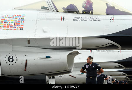 Il Mag. J.R. Williams, Thunderbird 6, opponendosi Solo, aspetta di taxi fuori per la pratica air show all'aeroporto di Turku, Turku, Finlandia, 17 giugno 2011. L'arrivo dei Thunderbirds è una pietra miliare di importanza storica, segnando la prima volta nella storia del team il Thunderbirds hanno eseguito in Finlandia. (U.S. Air Force foto/Staff Sgt. Larry E. Reid Jr., rilasciato) Foto Stock