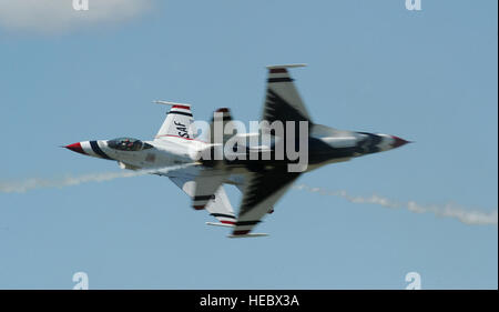 Il Mag. Blaine Jones, Thunderbird 5, portano solo e il Mag. Jason Curtis, Thunderbird 6, opponendosi solo, eseguire il contrasto invertito Knife-Edge passare durante la pratica di prestazioni a Battle Creek Campo di Volo Air Show e il Balloon Festival in Battle Creek, Mich, Luglio 4, 2014. (U.S. Air Force foto/Master Sgt. Stan Parker) Foto Stock