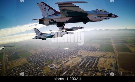 Thunderbirds i piloti si avvicinano alla University of Phoenix Stadium per eseguire un cavalcavia durante il Super Bowl XLIX gioco, Phoenix, 1 febbraio 2015. (U.S. Air Force foto/Tech. Sgt. Manuel J. Martinez) Foto Stock