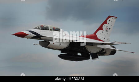 Il Mag. Michael Fisher, Thunderbird 8, advanced pilota/narratore, decolla dal 148th Fighter Wing, Minnesota Air National Guard Base, Duluth, Minn., con Bryce Henry, ABC/NBC meteorologo, durante un volo di media, 13 luglio 2014. Gli Stati Uniti Air Force Thunderbirds arrivarono a Duluth prima di eseguire il cavalcavia per la MLB All-Star Game in Minneapolis, luglio 15, 2014. (U.S. Air Force Photo Master Sgt. Stan Parker) Foto Stock