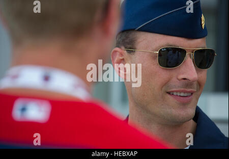 Il Mag. Tyler Ellison, Thunderbird 7, Operations Officer, dialoga con i fan prima di eseguire il cavalcavia per la MLB All-Star Game, Minneapolis, Minnesota, luglio 15, 2014. (U.S. Air Force foto/Master Sgt. Stan Parker) Foto Stock