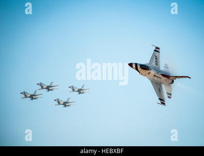 Il Mag. Jason Curtis, Thunderbird 5, dimostra la capacità tattica del F-16 Fighting Falcon conducendo una sbirciatina passare durante il comandante di combattimento aereo accettazione del comando show Marzo 3, 2015, presso la Base Aerea Militare di Nellis Nev. (U.S. Air Force Foto di Senior Airman Jason Couillard) Foto Stock