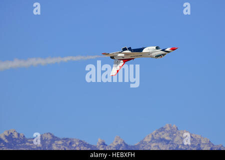 Stati Uniti Air Force Il Mag. Alex Turner, U.S. Air Force aria squadrone dimostrativo contrapposte pilota solista, mosche invertito in Thunderbird 6, un F-16 Fighting Falcon, durante i tuoni e fulmini su Arizona Open House a Davis-Monthan Air Force Base, Ariz., 12 marzo 2016. L'evento gratuito antenna disponibili dimostrazioni di varie squadre e numerosi schermi statica. (U.S. Air Force foto di Senior Airman Chris Massey/rilasciato) Foto Stock