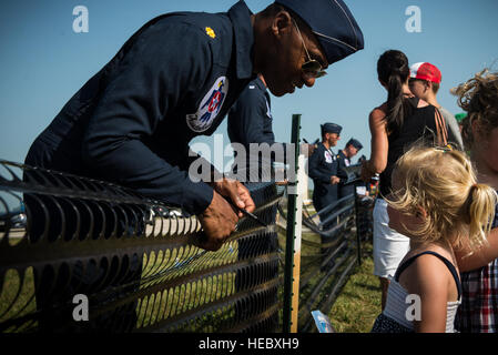 Il Mag. Darrick Lee, Thunderbird 12, parla con un giovane ventola durante una sessione di autografi alla conclusione del tuono nella valle II Air Show a Waterloo, Iowa, 24 agosto 2014. (U.S. Aria Fore foto/Tech. Sgt. Manuel J. Martinez) Foto Stock