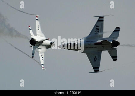 Il Mag. Blaine Jones, Thunderbird 5, portano solo e il cap. Jason Curtis, Thunderbird 6, opponendosi Solo, eseguire il crossover manovra di interruzione durante il tuono su Solano a Travis Air Force Base in California, 3 maggio 2014. (U.S. Air Force foto/Staff Sgt. Larry E. Reid Jr., rilasciato) Foto Stock