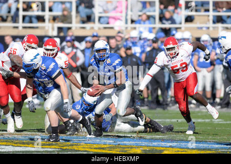 Sotto pressione, U.S. Air Force Academy quarterback Tim Jefferson sembra lanciare la palla a una marcia indietro durante la sesta campana annuale Helicoptor Forze Armate ciotola sul Dic. 31. L'Accademia impostare un nuovo Forze Armate bocce rushing yardage record, esecuzione di 67 volte per 243 metri, ma è sceso a corto di battere l'Università di Houston Cougars, 34-28. (U.S. Air Force foto/David Armer) Foto Stock