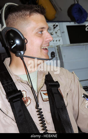 Il cap. Samuel Lawrence, una E-3 Sentry Airborne Warning e sistema di controllo aereo di armi aria ufficiale con il 965th Expeditionary Airborne Air Control Squadron, vola su un distribuito E-3 missione aerea nel sud-ovest Asia nel febbraio 16, 2010. Capitano Lawrence è distribuito da Tinker Air Force Base, Okla., e la sua città natale di Betlemme, Penn. (U.S. Air Force foto/Master Sgt. Scott T. Sturkol/rilasciato) Foto Stock