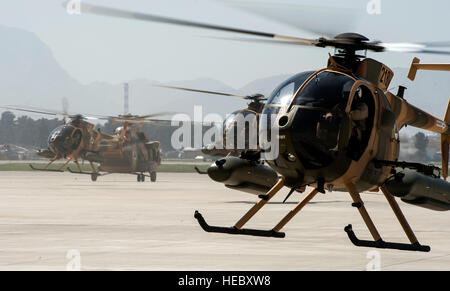 Afghan Air force MD-530F guerriero Cayuse i piloti di elicottero, e i loro consulenti dal treno, consigliare e assistere il comando - aria, terra nella formazione durante le prove ufficiali del 'Roll-Out' cerimonia di MD-530F, 8 aprile 2015, a Kabul, Afghanistan, Aeroporto Internazionale. Il nuovo aeromobile sarà armato con due FN M3P .50-mitragliatrici calibro. In questo modo aumenterà gli afghani' aria vicino possibilità di assistenza da parte di sei volte. (U.S. Air Force Photo by Staff Sgt. Perry Aston/rilasciato) Foto Stock