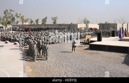 CAMP STRYKER, Iraq - militari membri dalla vittoria complesso Base di partecipare ad una cerimonia commemorativa svoltasi qui a onore 1Lt. Giuseppe D. Helton, Jr. sett. 12, 2009. Il tenente Helton era un comandante di volo per la 732nd Expeditionary forze di sicurezza Squadron, Distacco 2 Polizia team di transizione, tragicamente ucciso sett. 8, 2009, da una improvvisata dispositivo esplosivo mentre conduce il suo team in una missione a Bagdad. (U.S. Air Force foto/Tech. Sgt. Johnny L. Saldivar) Foto Stock