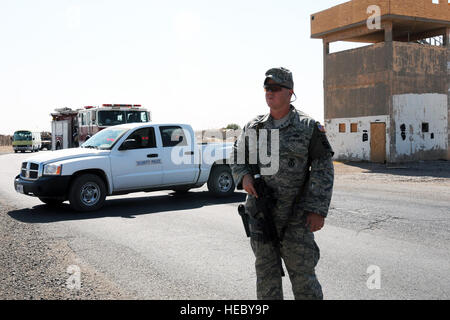 Tech. Sgt. Russell Davis, 506th Expeditionary forze di sicurezza Squadron, i servizi di polizia, sta di guardia, fissando il percorso per una priorità elevata convoglio a Kirkuk regionale Base aria, Iraq, Sett. 3, 2009. Davis, Chattanooga, Tennessee, nativo, è distribuito da qui il 116delle forze di sicurezza Squadron, Robins Air Force Base, Ga. Foto Stock