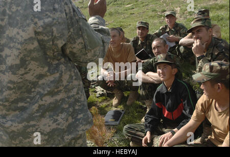 Master Sgt. Craig Abrom chiede casuale domande medica durante un mani su segni vitali corso di formazione con l'Esercito nazionale afgano i soldati che partecipano alla lotta contro Medic corso a Kabul. Abrom è un mentor assegnato per la lotta contro la scuola Medic. Foto Stock