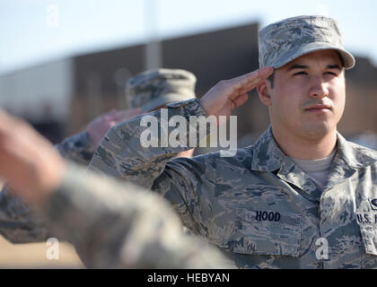 La ALTUS AIR FORCE BASE, Okla. -- Stati Uniti Air Force Senior Airman Jeremy cofano, 97th disponibilità logistica Squadron, saluta permanente, mentre in formazione a Airman Leadership PARATA SCOLASTICA area formazione Gen 15, 2014. Durante l'ALS, aviatori affinare le loro conoscenze di militari e doganali cortesie e imparare a diventare più efficace leader supervisionando gli avieri e sempre migliore comunicatori. (U.S. Air Force foto dal personale senior Airman Levin Boland/rilasciato) Foto Stock