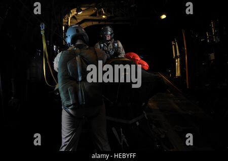 Loadmasters Senior Airman Geoffery Koppel e Justin Gielski dalla 71st la ricerca e il salvataggio del squadron, Moody Air Force Base, Ga. verificare nel corso di un armamento metodo alternativo Zodiaco (RAMZ) in volo a bordo del loro HC-130 prima di aprire la rampa per un training Pararescue salta il 13 marzo 2008 mentre dispiegato per la Combined Joint Task Force - Corno d'Africa si trova a Camp Lemonier, Gibuti. La missione Pararescue compreso di far cadere un RAMZ fuori il retro dell'HC-130 oltre il golfo di Aden a 1500 piedi seguite da tre uomo salto statico, poi salire a 3500 piedi di un uomo tre alta altitudine bassa op Foto Stock