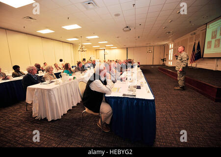 Stati Uniti Air Force Il Mag. Gen. Lawrence Wells, 9 Air Force commander, dà un briefing durante la Tri-State Leadership Forum, Shaw Air Force Base, S.C., 11 ott. 2012. Generale in pensione gli ufficiali si sono riuniti presso il Carolina sci club e centro conferenze per una serie di presentazioni, visitato Hangar 1200 per visualizzare dimostrazioni e interagire con 20th Fighter Wing personale e ha partecipato a un tour di guida della base. Foto Stock