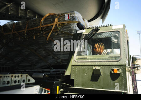 Senior Airman Julian Guzman, un trasporto aereo artigiano da base comune San Antonio-Lackland, monitora il gioco come egli carichi di pallet su un C-17 Globemaster III al Centro di Transito di Manas, 20 maggio 2014. (U.S. Air Force foto/Lt. Col. Max Despain) Foto Stock