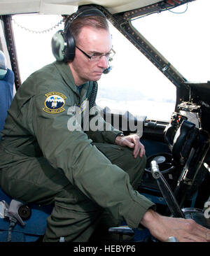 Un ingegnere di volo del 312th Airlift Squadron conduce un'ispezione pre-volo su un C-5 Galaxy presso la Travis Air Force base, California, l'11 ottobre per verificare l'aeronavigabilità durante un'ispezione di accettazione di un aeromobile recentemente modificato. Foto Stock