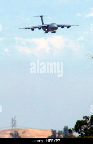 Una C-5 Galaxy dal sessantesimo Aria Mobilità anta entra in per un atterraggio a Travis Air Force Base, California, il 5 agosto 2009. La C-5 è aria mobilità del comando e la forza aerea più grande del piano airlift. La C-5 può trasportare più di qualsiasi altro airlifter. Esso ha la capacità di trasportare 36 pallet standard e fino a 81 truppe simultaneamente. (U.S. Air Force foto/Tech. Sgt. Scott T. Sturkol) Foto Stock