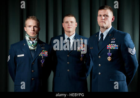 Da sinistra a destra: Staff Sgt. Brian Buhrer, Tech. Sgt. Ronnie Brickey e Staff Sgt. David Adkins stare insieme il 5 gennaio 2012, dopo essersi aggiudicato cuore viola medaglie durante una cerimonia a Travis AFB, California Tutti e tre gli avieri sono assegnati per il sessantesimo di ingegnere civile Squadron è l'eliminazione degli ordigni esplosivi i membri di volo e sono stati feriti durante un improvvisato dispositivo esplosivo attacchi durante missioni di combattimento in Afghanistan. Il cuore viola è assegnato ai membri degli Stati Uniti le forze armate che sono stati feriti da uno strumento di guerra nelle mani del nemico, o postuma per i parenti prossimi in Foto Stock