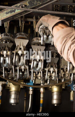 Senior Airman Zac Sidders, 774th Airlift Expeditionary Squadron C-130 Hercules loadmaster, afferra il tirante verso il basso dispositivi a catena per un 10.000 pound carrello in avanti una base operativa Sharana, Provincia Paktika, Afghanistan, Sett. 28, 2013. Questa missione ha segnato una pietra miliare retrogrado come il 774th EAS trasportato l'ultimo carico dal FOB Sharana prima che la base viene trasferito al Ministero afghano di difesa. Sidders, a Peoria, Ill., nativo, viene distribuita da Wyoming Air National Guard. (USAF foto/Master Sgt. Ben Bloker) Foto Stock