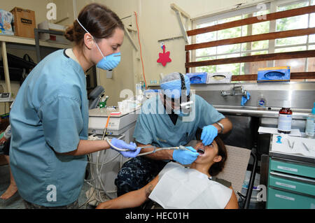 Il cap. Anthony Batko, Ospedale di funzionamento unità di supporto, Bethesda, Md., e Senior Airman Amanda Bean, 110 Medical Group, Michigan Air National Guard fornisce la cura dentale di un residente di Hawaiian come parte del tropico di Cura Disponibilità innovativi corsi di formazione su Marzo 6. Tropic Cura Disponibilità innovative di formazione è composta da personale militare patrimonio dell'U.S. Forze armate per includere Active Duty, Riserva e guardia nazionale i membri che forniscono gratuitamente servizi medici e di effettuare la distribuzione e la disponibilità alla formazione mentre in avanti distribuito all'medicalmente sotto-servito isola di Kaua'i, Hawaii da Feb 26 th Foto Stock