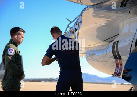 Brendan Lyons, Tucson comunità hometown hero, attende di essere dotati di un G-vestito cablaggio dalla U.S. Air Force Staff Sgt. Conrad Nelson, DA PARTE DEGLI STATI UNITI Air Force aria squadrone dimostrativo, prima del suo volo in Thunderbird 7, un F-16 Fighting Falcon, a Davis-Monthan Air Force Base, Ariz., 11 marzo 2016. Lione è stato nominato come un hometown hero a volare con i Thunderbirds a causa del suo impegno per la sicurezza e la sua passione per rendere Tucson una comunità più sicure per i ciclisti e gli automobilisti. (U.S. Air Force foto di Senior Airman Chris Massey/rilasciato) Foto Stock