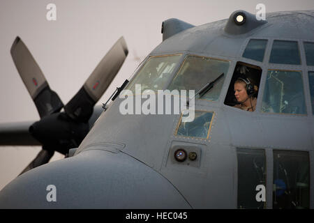 Il Mag. Erin Kelley, 737 Expeditionary Airlift Squadron pilota, preflights un C-130H Hercules cargo aereo prima di imbarcarsi in una missione retrogrado a Baghdad International Airport, Iraq, 28 ottobre 2013. La 737 EAS è assegnato al 386Air Expeditionary Wing e è una tattica airlift mozzo responsabile per il trasporto di passeggeri e di merci tra Stati Uniti Il comando centrale. Kelley, Kalamazoo, Mich native, viene distribuita da 176ala, Alaska Air National Guard. (USAF foto/Master Sgt. Ben Bloker) Foto Stock