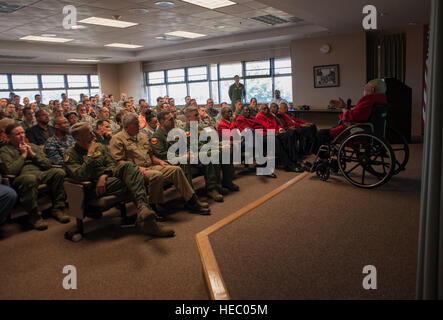 Tuskegee Airman Lt. Col. Hiram Mann parla al sedicesimo Airliift Squadron nov. 2, 2012 a base comune Charleston - Air Base, S.C. Immettendo la Army Air Corps come pre-aviation studente in 1942, Mann fu assegnato al centesimo Fighter Squadron dell'332Fighter Group, la coda rossa di angeli, in Italia. Ha volato il P-40 "Warhawk' e la P-47 "Thunderbolt 'fighter-tipo di aeromobili e co-pilotato in un B-25 "Billy Mitchell' bombardiere, una C-47 'Gooney-bird", e una C-45 'Expediter aerei cargo. (U.S. Air Force foto/Airman 1. Classe Ashlee Galloway) Foto Stock