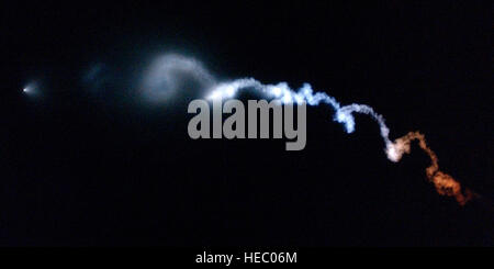 Il razzo Minotaur i crea il fenomeno del crepuscolo durante il lancio dallo Space Launch Complex 8 a Vandenberg AFB, con il combustibile non esaurito che gela ad alta quota e che riflette la luce solare sotto l'orizzonte, producendo motivi colorati contro il cielo scuro. Foto Stock