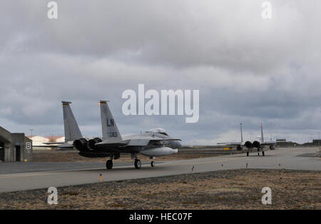 KEFLAVIK, Islanda -- due F-15C aquile distribuito dalla Royal Air Force Lakenheath taxi all'Aeroporto Internazionale di Keflavik, Islanda dopo la ricezione di un avviso di esercizio call, 22 maggio 2012. Il 493rd Expeditionary Fighter Squadron, fatta di U.S. Air Force e il personale della NATO, è adempiere un'aria missione di polizia che aiuta ad assicurare l'Islanda la sovranità dell'aria. Mentre vi, lo squadrone è in allerta 24/7 e F-15C può essere airborne entro quindici minuti. (U.S. Air Force Photo da 2 Lt. Lyndsey avvisatore acustico). Foto Stock