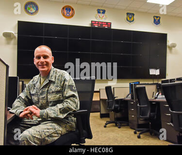 Tech. Sgt. Michael O'Neill, 341 operazioni di manutenzione squadrone manutenzione missilistica operations center controller in posa per una fotografia in Malmstrom Air Force Base di emergenza del Centro operazioni possono 7. O'Neill è uno dei due aviatori di Malmstrom recentemente selezionato per partecipare Officer Training School di quest'anno. (U.S. Air Force foto/Airman 1. Classe Collin Schmidt) Foto Stock