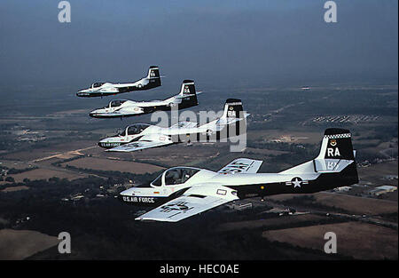 Un T-37 Tweet gli aeromobili dell'ottantacinquesimo Fighter Training Squadron, Laughlin AFB, Texas, vola sopra il lago di Amistad durante una missione di addestramento. Il T-37 Tweet è un doppio getto del motore usato per la formazione di piloti di laurea, laurea navigator e tattica di Navigator gli studenti di fondamenti di assistenza aeromobili e strumento di formazione e di notte volare. La doppia motorizzazione e caratteristiche di volo del T-37 dare allievi piloti la sensazione per la gestione delle più grandi e più veloce T-38 Taloni o T-1A Jayhawk successivamente nel corso di laurea pilota corso di formazione. L'insegnante e studente seduti fianco a fianco per più effe Foto Stock