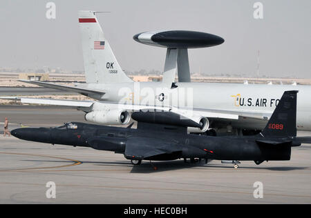 Un pilota guida un U-2 Dragon Lady attraverso il campo d'aria nella parte anteriore del distribuito E-3 Sentry Airborne Warning e sistema di controllo aereo Aprile 24, 2010, in rotta per una missione a sostegno delle operazioni negli Stati Uniti Comando centrale area di responsabilità da parte di un non-base descritti in Asia sud-ovest. Il pilota e la U-2 sono con la 99th Expeditionary squadrone di ricognizione e E-3 Setrys sono con il 965th Expeditionary Airborne Air Control Squadron, entrambe le unità dell'aria 380 Expeditionary ala. Attraverso i primi tre mesi del 2010, U-2s dal 99ers volato quasi 200 missioni a supporto o Foto Stock