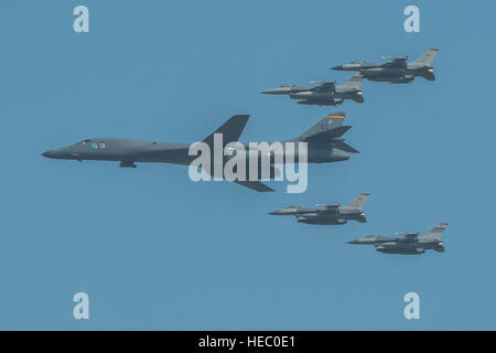 A B-1B Lancer, scortato da F-16 Fighting Falcon, esegue un cavalcavia sopra Osan Air Base, Corea del Sud, Sett. 13, 2016. Il cavalcavia ha messo in evidenza la stretta cooperazione tra americani e della Corea del Sud le forze militari che li tiene pronti a rispondere in qualsiasi momento alle minacce per la stabilità e la sicurezza. Il B-1s sono attualmente assegnati a Andersen Air Force Base, Guam. (U.S. Air Force foto/Senior Airman Dillian Bamman) Foto Stock