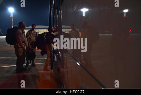 Stati Uniti Avieri a bordo di un bus sulla linea di volo dopo l'arrivo a Ramstein Air Base, Germania, dall Africa occidentale ott. 19, 2014, durante il funzionamento del Regno di assistenza. Le persone che viaggiano in Ramstein dal virus di Ebola-zone infette sono stati vagliati dal punto di vista medico al momento del loro arrivo e liquidati dalla salute pubblica per la continuazione del viaggio per garantire la sicurezza e la salute di tutti. Regno assistenza è un Dipartimento della Difesa il funzionamento per fornire il comando e il controllo della logistica e della formazione e il supporto tecnico di U.S. Agenzia per lo Sviluppo Internazionale-ha guidato gli sforzi per contenere il virus Ebola focolaio nella zona ovest di nazioni africane. Foto Stock