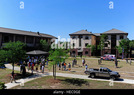 Stati Uniti Avieri rivestita in abiti civili raccogliere dietro alla sala da pranzo Riptide Facility per un dormitorio picnic al campo Hurlburt Fla., Aprile 28, 2011. Il Fort Walton Beach militare Comitato Affari ospita il picnic. (U.S. Air Force photo by Staff Sgt. Julianne M. Showalter/rilasciato) Foto Stock