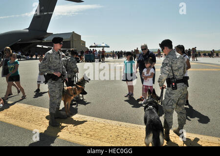 Membri dalla 92ma le forze di sicurezza militari squadrone cane da lavoro unità la pattuglia airfield durante SkyFest 2014 a Fairchild Air Force Base, nello Stato di Washington, 1 giugno 2014. Militare cani di lavoro assistono i loro gestori di eventi in rilevazioni di esplosivi, difesa agli aggressori nonché eseguire pattuglie di sicurezza sulla stazione o ambienti distribuiti.Una stima di 150.000 persone hanno partecipato ai due giorni di air show che comprendeva numerosi aerei statici e le dimostrazioni della AF Thunderbirds e l'esercito cavalieri d'oro. (U.S. Air Force photo by Staff Sgt. Alexandre Montes/rilasciato) Foto Stock