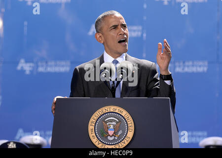 Barack Obama presidente degli Stati Uniti, offre la graduazione indirizzo per gli Stati Uniti Air Force Academy Classe di 2016 a Falcon Stadium in Colorado Springs, Colorado, Giugno 2, 2016. 821 cadetti graduato fino a diventare il più recente 2d luogotenenti nella Air Force. (Air Force foto/Bill Evans) Foto Stock